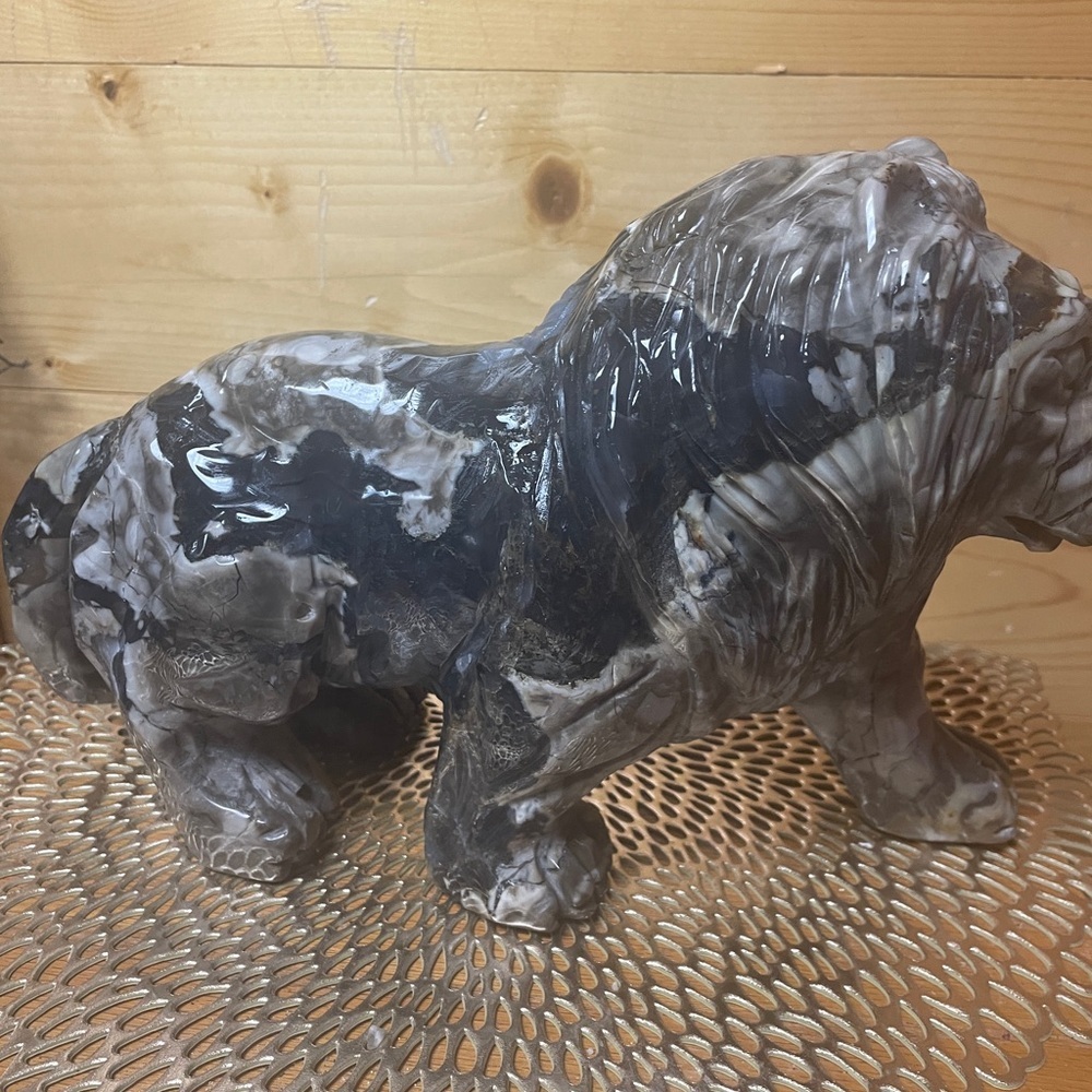 6.8 LBs Amazing Volcano Agate natural stone Lion carving with strong UV! - Picture 6 of 12